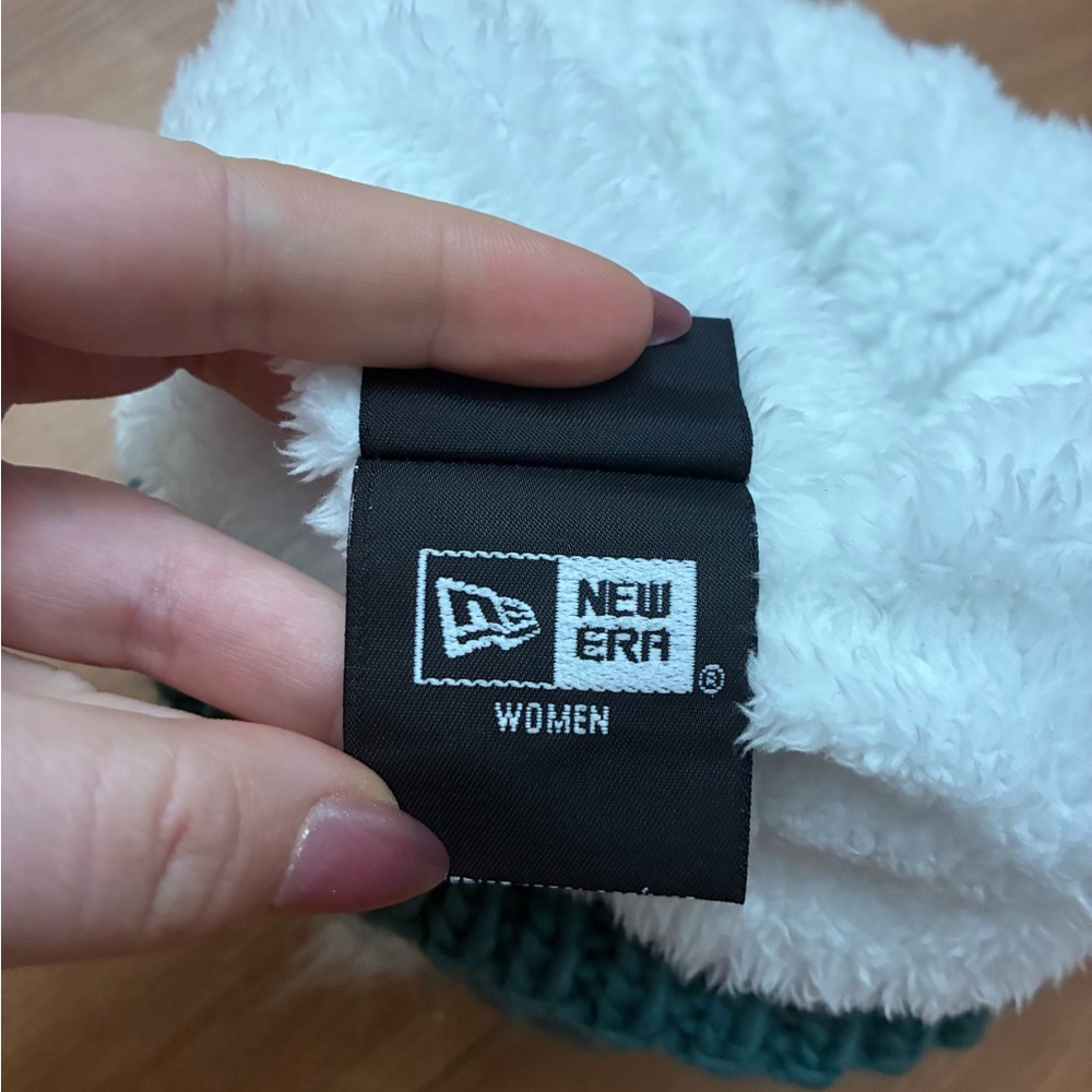 New Era Philadelphia Eagles women's cuffed knit hat with a faux-fur pom. - Picture 4 of 4